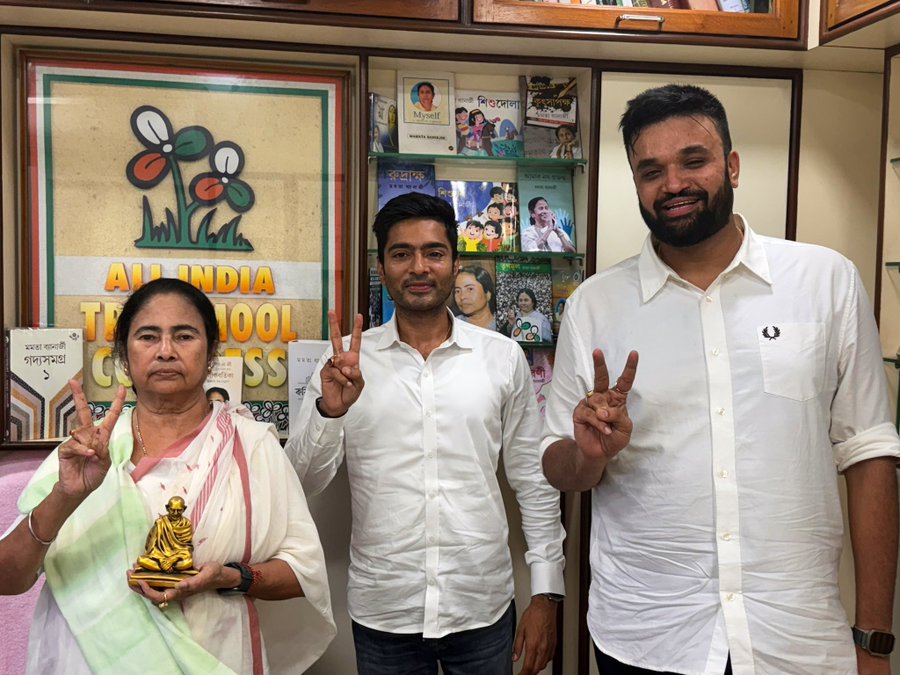 ममता अपने भतीजे अभिषेक बनर्जी और I-PAC के को-फाउंडर और डायरेक्टर प्रतीक जैन (दाएं) के साथ। यह फोटो प्रतीक ने सोशल मीडिया प्लेटफॉर्म X पर 4 जून 2024 को पोस्ट की थी।