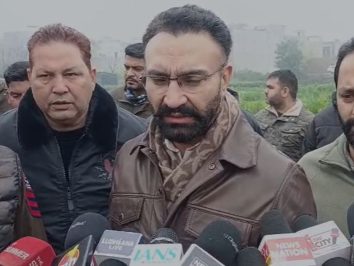 एसीपी किकर सिंह मामले की जानकारी देते हुए।