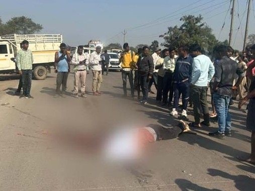 तेज रफ्तार ट्रक के नीचे आ जाने से युवक का सिर बुरी तरह कुचल गया।