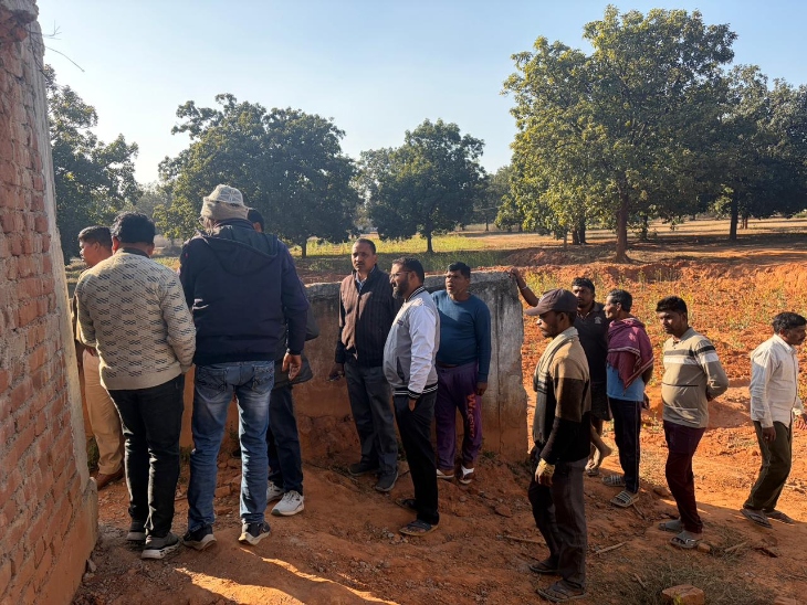 घटना के बाद मौके पर पुलिस, अधिकारी और ग्रामीण।