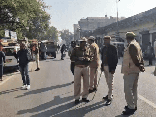 लीज समाप्त होने पर एडीए प्रशासन ने करीब 40 से ज्यादा गुमटियों पर गुरुवार को जेसीबी के जरिए ध्वस्त कर दिया।