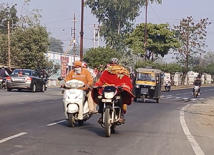 कोहरे का असर कम हुआ है लेकिन ठंड कायम है।
