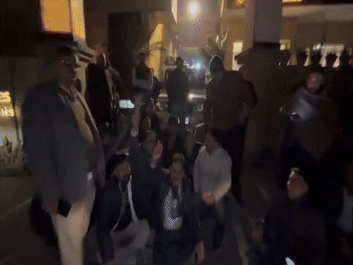 ऑफिस बाहर नारेबाजी करते साथी ca - Dainik Bhaskar