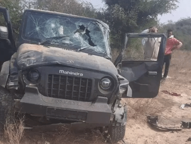 हमलावर युवक की गाड़ी में तोड़फोड़ कर मौके से भाग गए थे।