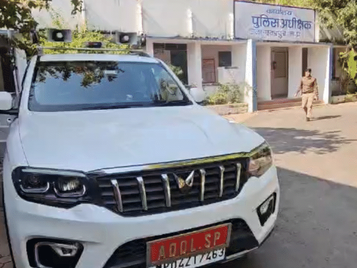 हेमलता परिवार के साथ पति राकेश साहू की शिकायत करने एसपी से मिलने पहुंची।