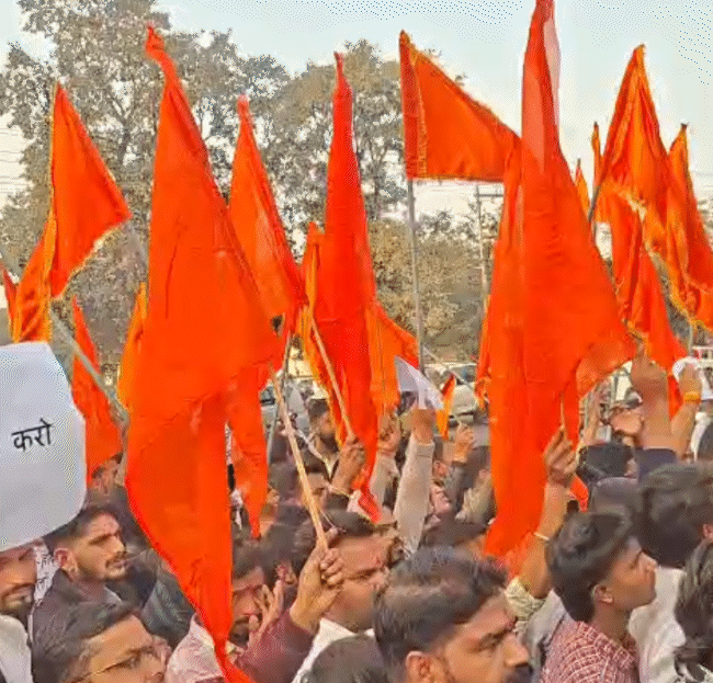 हिंदूवादी संगठन भगवा झंडा लेकर पुलिस कमिश्नर कार्यालय के सामने पहुंच गए।