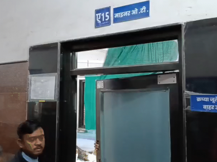 कुत्ते के काटने के बाद घायल दोनों कर्मचारियों को जेपी अस्पताल लाया गया।