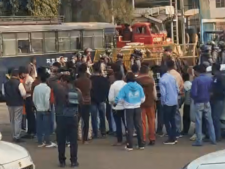 इस दौरान भीड़ के कारण जाम की स्थिति बन गई।