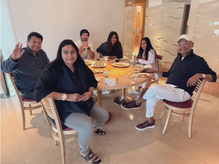 अग्रवाल परिवार की तस्वीर। इसमें अनिल अग्रवाल अपनी पत्नी किरण, बेटे अग्निवेश, बेटी प्रिया और परिवार के अन्य सदस्यों के साथ डिनर टेबल पर नजर आ रहे हैं।