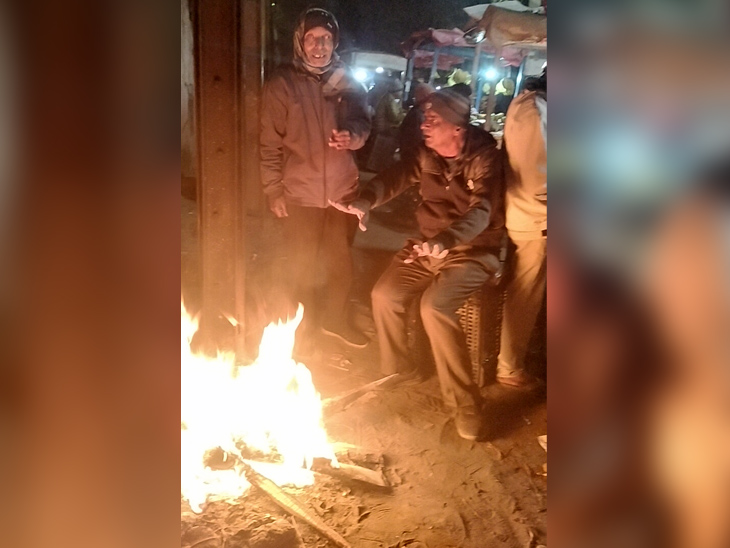 जमशेदपुर में अलाव तापते लोग।