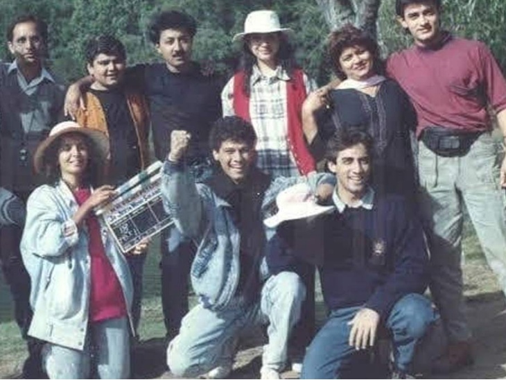 জো জিতা ওহি সিকান্দার ছবির সেটে ক্ল্যাপ বোর্ড ধরে ফারাহ খান।