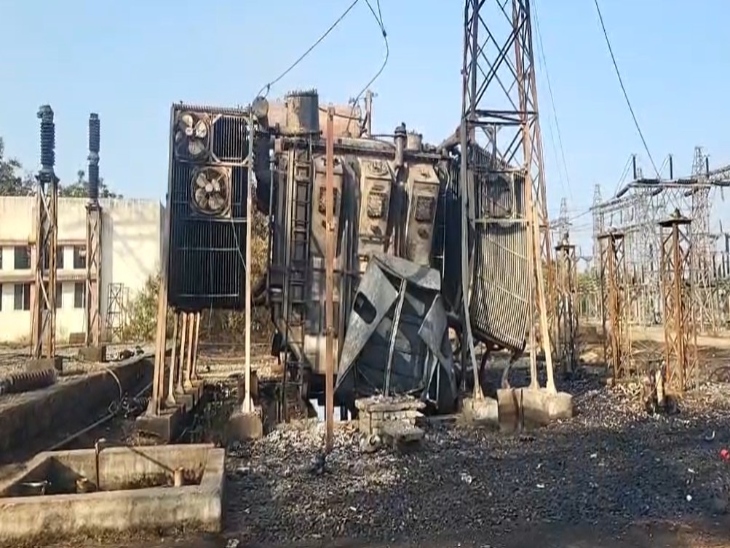 घटना के अगले दिन भी आग भभक रही थी।