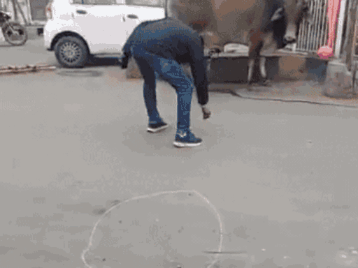 वारदात के बाद दुकान पर लगी भीड़ और सड़क पर बिखरे गोलियों के खोल कब्जे में लेती पुलिस- फाइल फोटो।