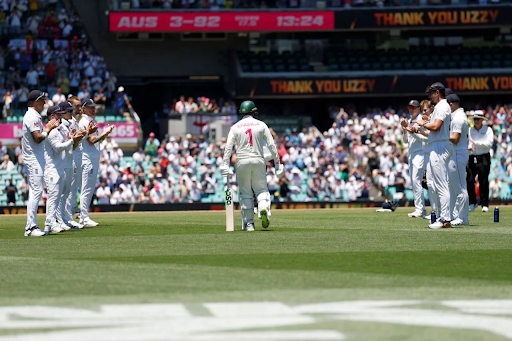 इंग्लैंड खिलाड़ियों ने उस्मान ख्वाजा को गार्ड ऑफ ऑनर देकर सम्मानित किया।