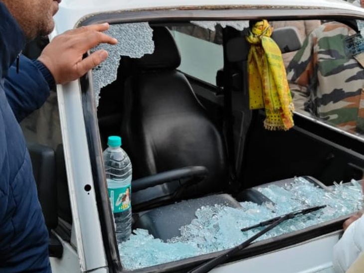 महिला की मौत होने के बाद भीड़ ने एम्बुलेंस में तोड़फोड़ की।