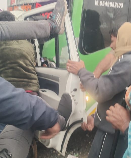 लोगों ने स्कॉर्पियो के दरवाजे तोड़कर अंदर फंसे लोगों को बाहर निकाला।