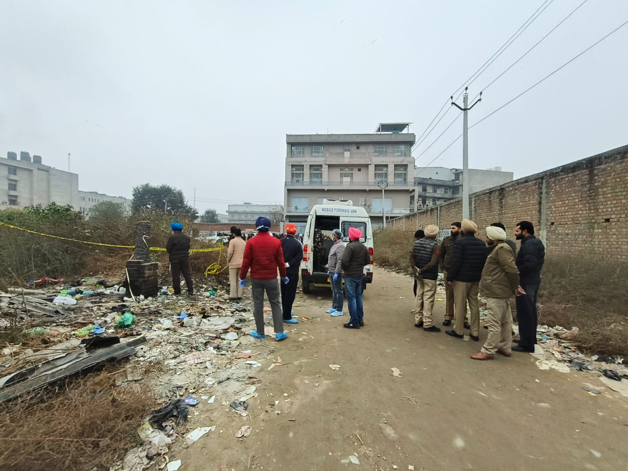 घटना स्थल पर जांच करने पहुंची पुलिस और फोरेंसिक टीम।