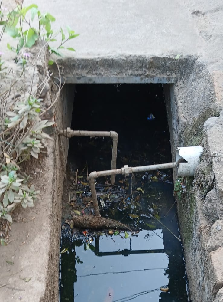 वार्ड में इस तरह नालियों के बीच से गुजरती है पाइपलाइन।
