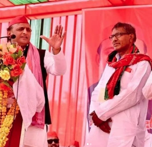 27 अक्टूबर 2024 की तस्वीर है। जब विजय सिंह गोंड के समर्थन में अखिलेश यादव प्रचार करने पहुंचे थे।