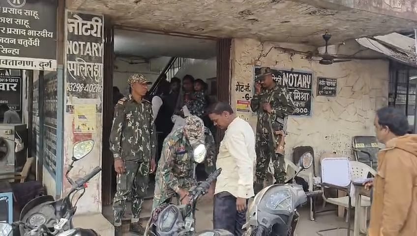 तलाशी के बाद ही कोर्ट परिसर में मिला लोगों को प्रवेश।