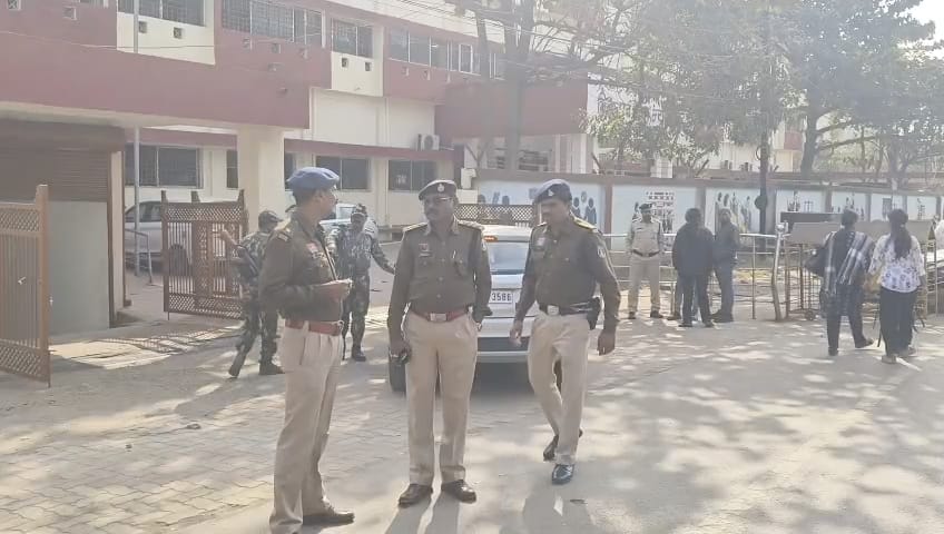 एहतियातन पुलिसि ने पूरे परिसर की जांच की है।