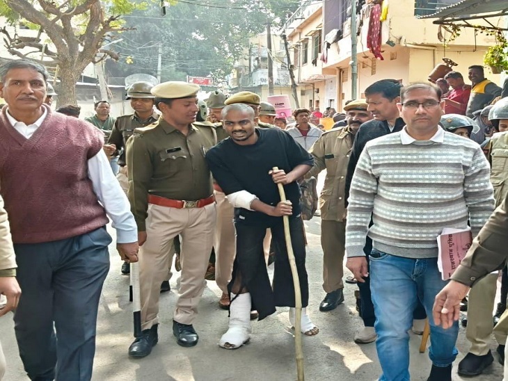 उदयपुर के सूरजपोल थाना क्षेत्र में विशाल मेगामार्ट के पीछे कॉलोनी में 2 दिन पहले दो दर्जन से ज्यादा वाहनों में तोड़फोड़ करने वाले आरोपी को आज पुलिस मौका तस्दीक के लिए घटना स्थल ले गई।