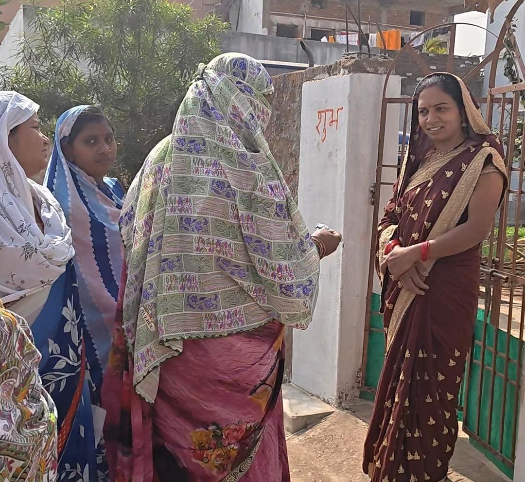 वार्डवासियों को दवाईयों का किया जा रहा वितरण।