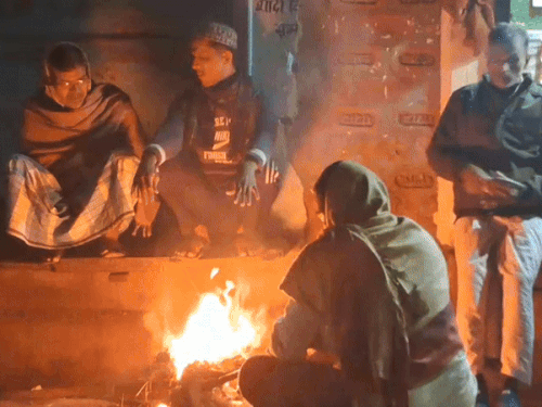 विभाग का कहना है कि आने वाले दिनों में न्यूनतम तापमान में और गिरावट के आसार हैं। जिससे ठंड और बढ़ सकती है।