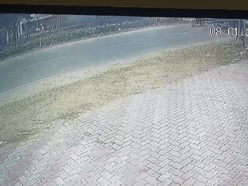 दो बाइकों की टक्कर, फिर पास से गुजर रहे ट्रक के नीचे आए युवक की मौत, सीसीटीवी फुटेज आया सामने।