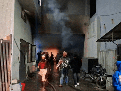 लकड़ी के गोदाम में लगी आग। -