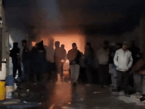 मौके पर पहुंचे लोग।