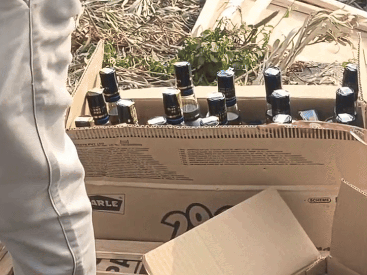 बस में लगेज के अंदर लकड़ी के बॉक्स में अवैध शराब थी। जो यात्रियों की आड़ में तस्करी कर गुजरात ले जाई जा रही थी।