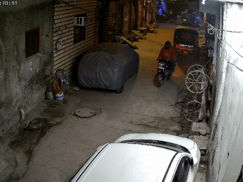 ड्रम को कंबल से ढककर ले जाते हुए दोस्त का एक सीसीटीवी फुटेज सामने आया है।