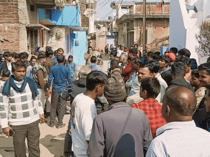 घटना की जानकारी लगते ही मौके पर लोगों की भीड़ जमा हो गई।