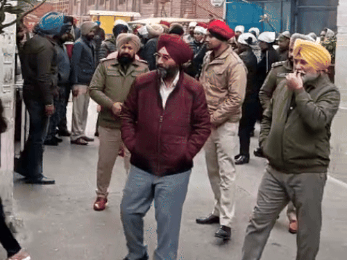 एसजीपीसी दफ्तर के बाहर तैनात किया पुलिस बल।
