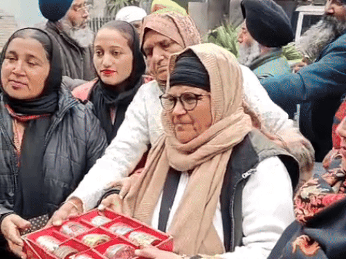 एसजीपीसी दफ्तर पर चूडियां लेकर पहुंची शिरोमणि अकाली दल अमृतसर से जुड़ी महिलाएं।