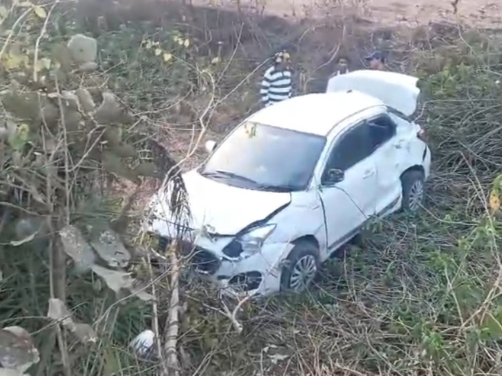 A speeding car lost control and fell into a ditch in Seoni.
