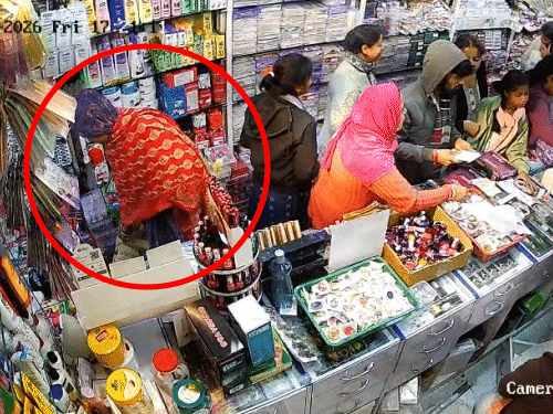 जयश्री कॉस्मेटिक की दुकान पर चोरी करते हुए एक महिला चोर को व्यापारियों ने रंगे हाथों पकड़ लिया। जिसका वीडियो भी सामने आया है।