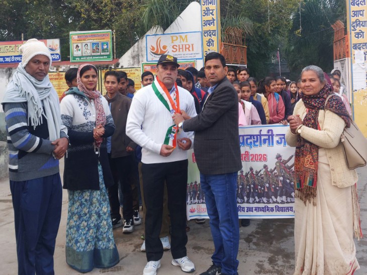 रिटायर्ड कैप्टन रणवीर सिंह का दूनी सीनियर सेकेंडरी स्कूल के स्टाफ ने माला पहनाकर कर स्वागत किया।