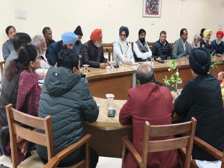 कलेक्ट्रेट सभागार में आयोजित हुई बैठक में मौजूद किसान, जनप्रतिनिधि व जिला प्रशासनिक अधिकारी।