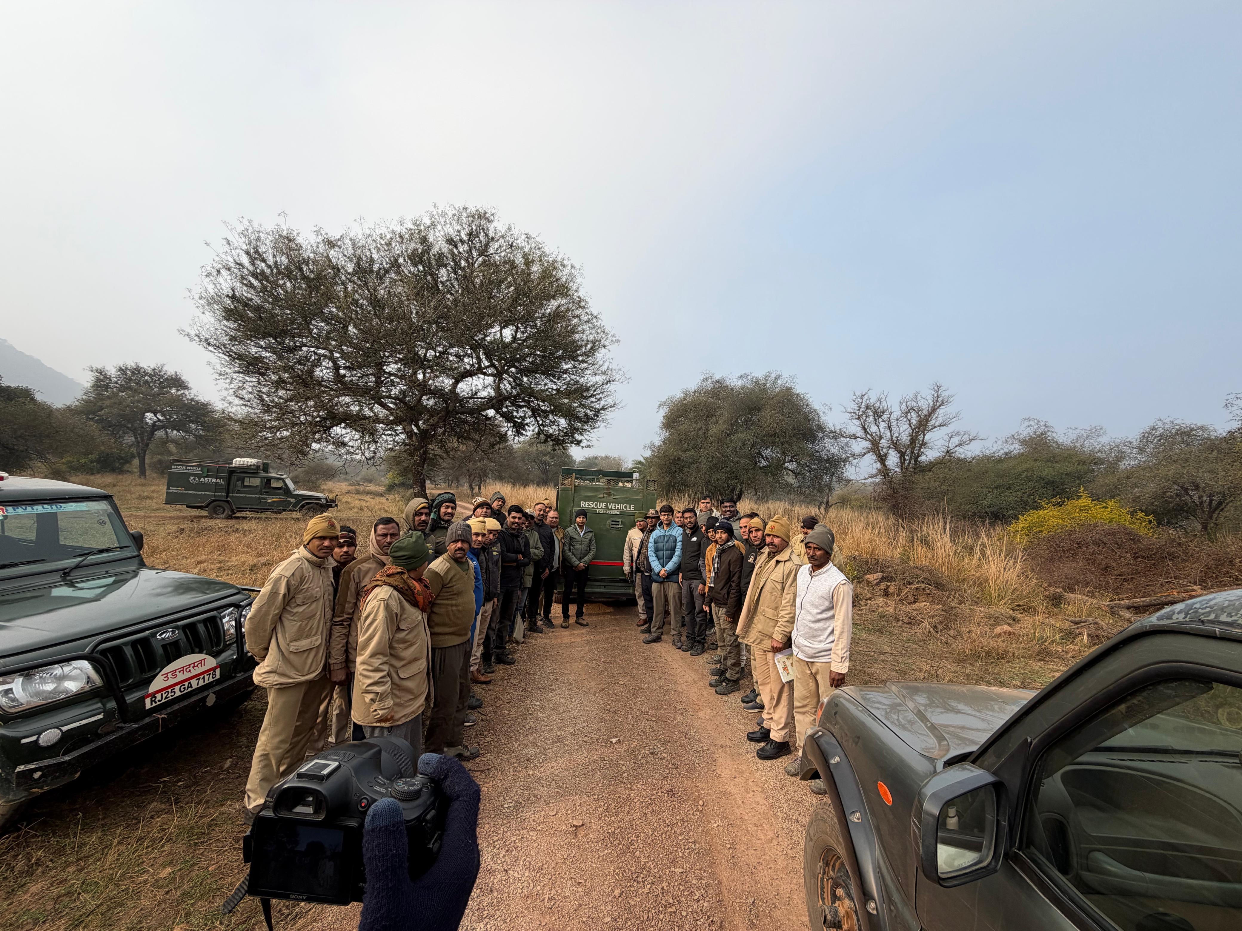 टाइगर को मुकुंदरा टाइगर रिजर्व भेजने से फोटो खिंचवाती वन विभाग की टीम।