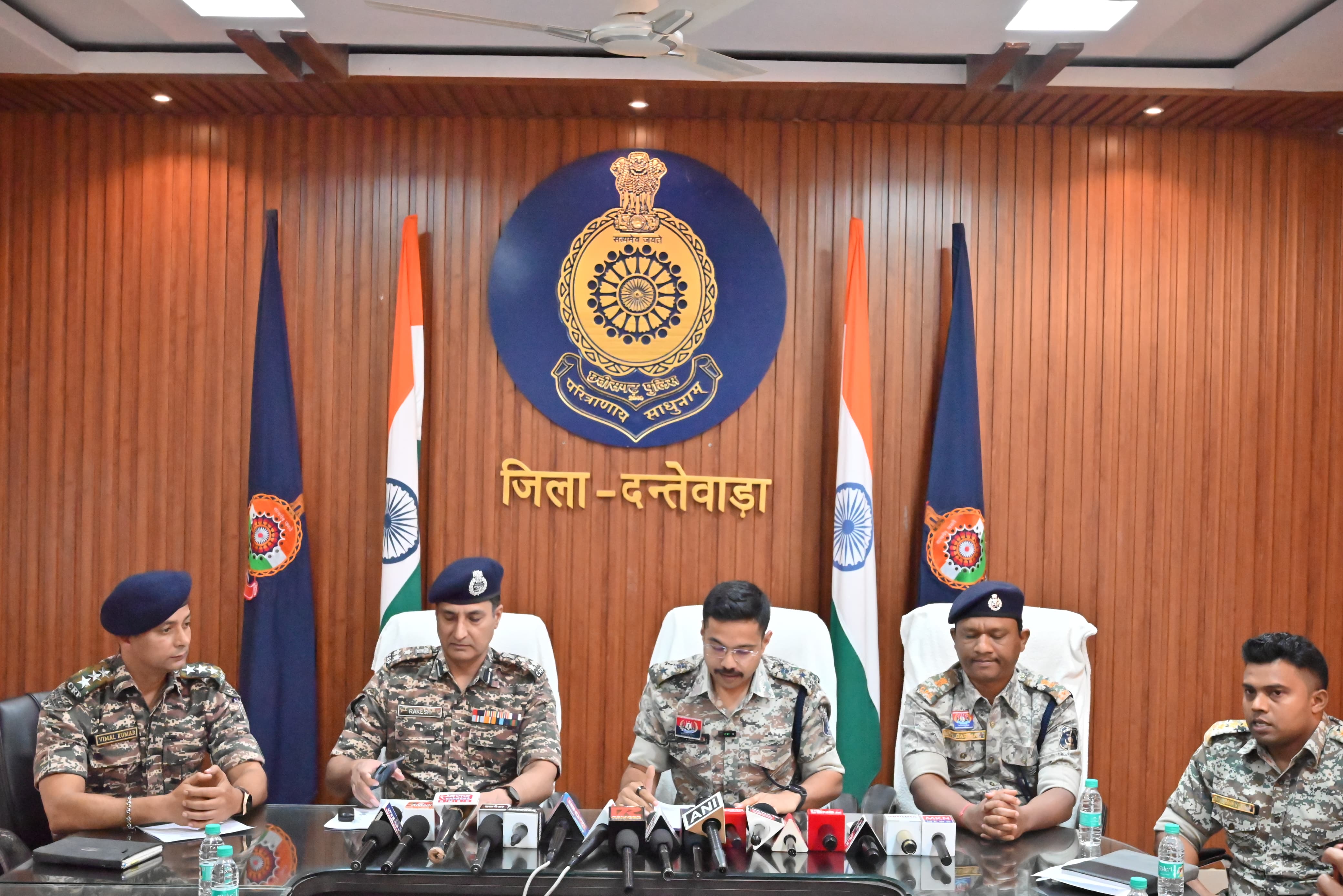 दंतेवाड़ा पुलिस ने प्रेस वार्ता ली।