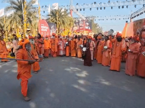 शुक्रवारी 500 हून अधिक साधू-संतांनी डमरू वाजवत भव्य शौर्य यात्रा काढली.