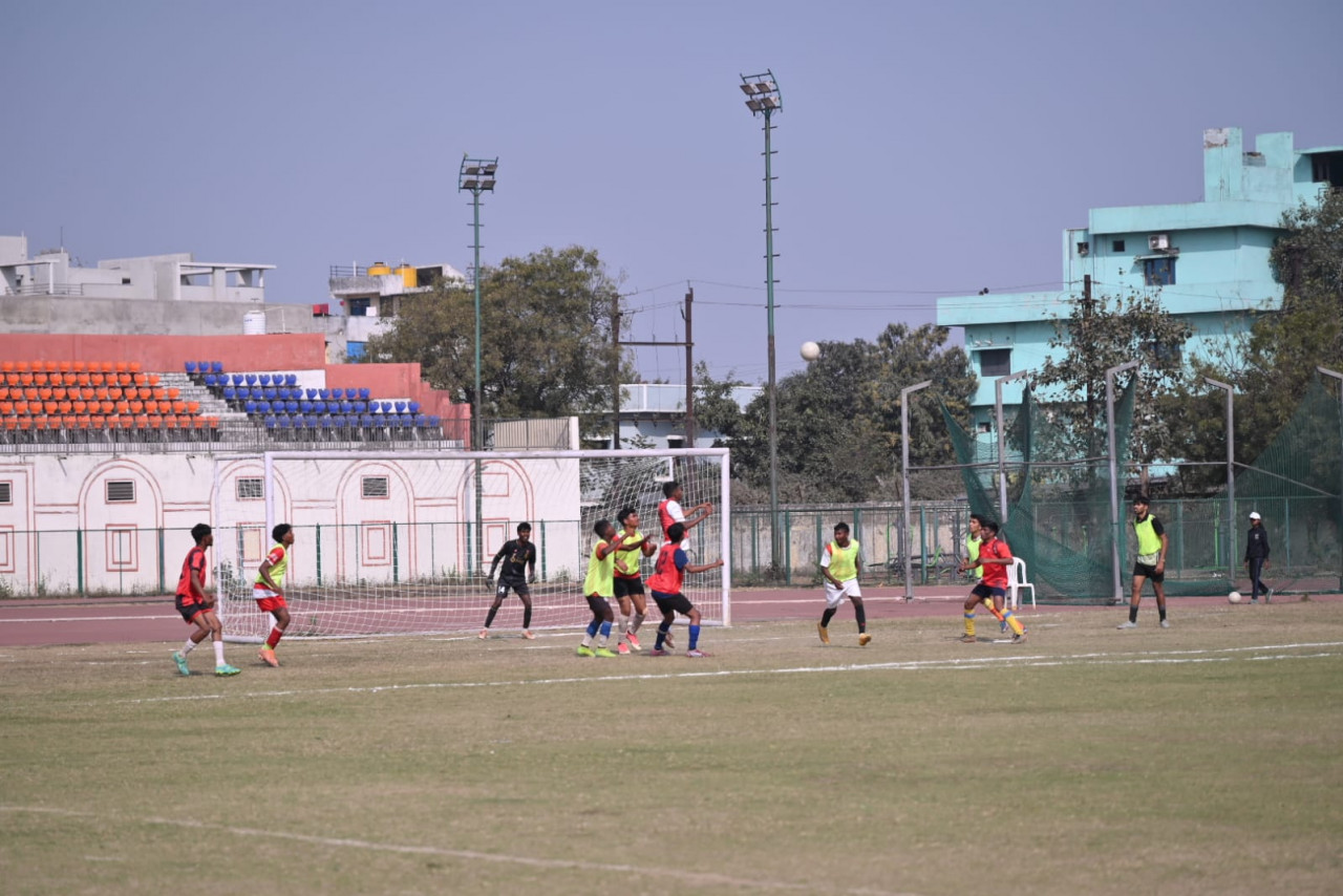 रायपुर में सबसे खिलाड़ियों ने फुटबाल के लिए ट्रायल दिया।