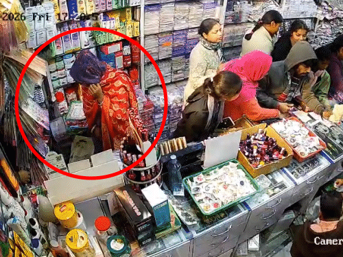 हाड़ौती संभाग के सबसे बड़े होलसेल बाजार में एक बार फिर महिला चोर गिरोह एक्टिव हो गया है। महिला बार-बार लहंगे की तरफ अपना हाथ करती है।