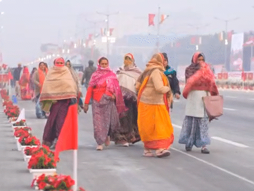 राजधानी जयपुर में सुबह तेज सर्दी के बाद भी बड़ी संख्या में महिलाएं आर्मी की फुल ड्रेस रिहर्सल देखने पहुंची है।