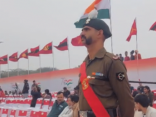 आर्मी की फुल ड्रेस रिहर्सल देखने आए लोगों के बैठने की व्यवस्था अक्षय पात्र मंदिर के सामने की गई।