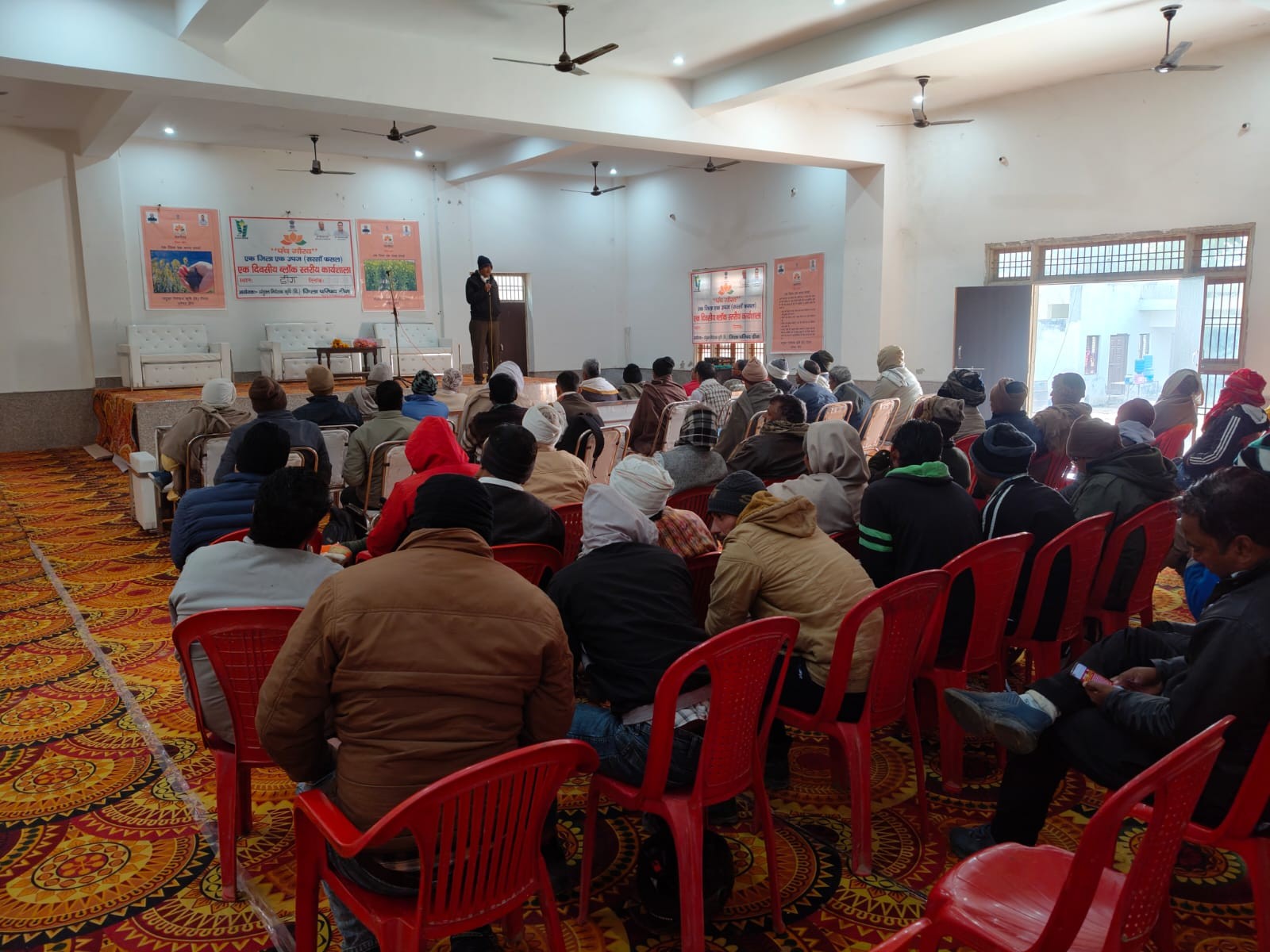 कृषि विशेषज्ञों ने किसानों को बताया कि डीग जिले की मिट्टी और जलवायु सरसों के लिए अनुकूल है।