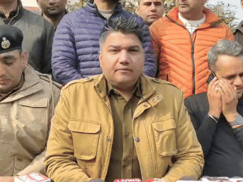 वारदात का खुलासा करते डीएसपी राजीव कुमार व संबधित थाना के एसएचओ।