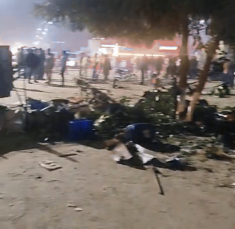 ऑडी कार की टक्कर इतनी तेज थी कि 30 मीटर में खड़ी 12 थड़ियां और ठेले पलट गए।